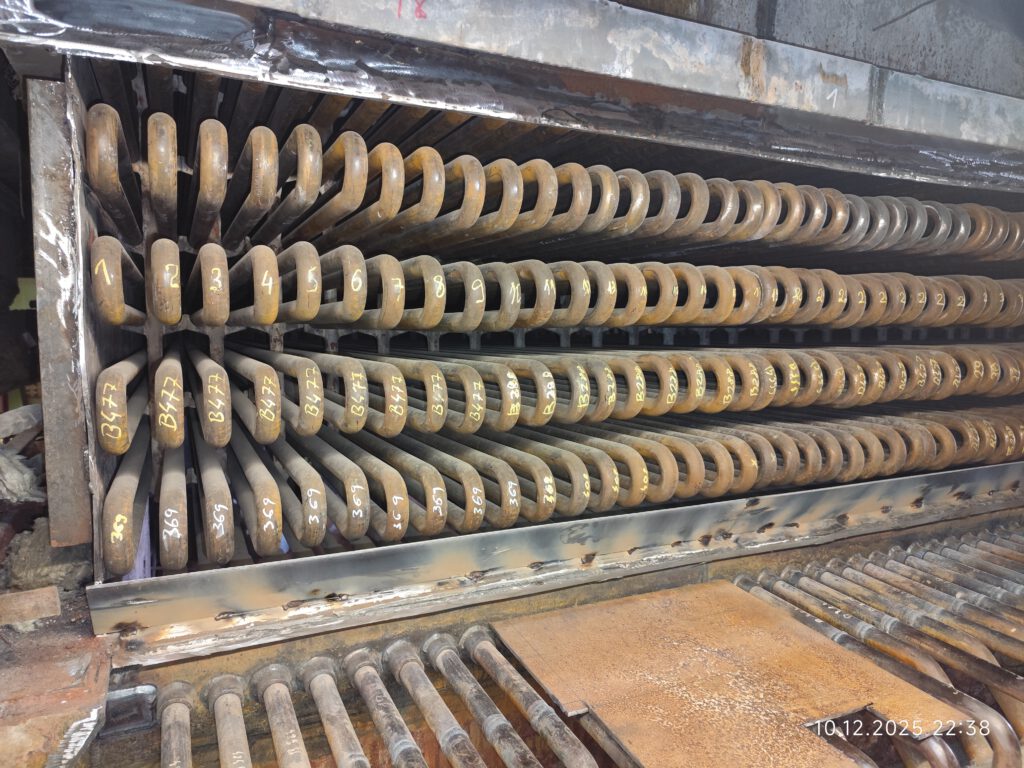 Układ rur powierzchni grzewczej kotła wewnątrz instalacji przemysłowej – PRO-Welding Industry Services