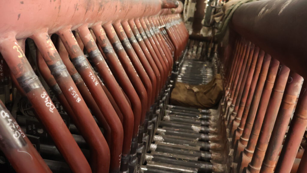 Montaż giętych rur kotłowych wewnątrz kotła przemysłowego – PRO-Welding Industry Services