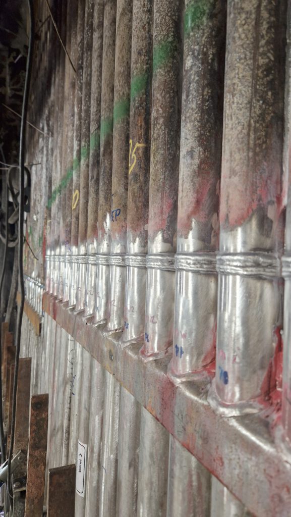 Spawanie ściany rurowej kotła podczas prac naprawczych na obiekcie przemysłowym – PRO-Welding Industry Services