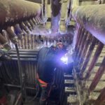 Prace spawalnicze przy wiązkach rur kotłowych podczas remontu instalacji przemysłowej – PRO-Welding Industry Services
