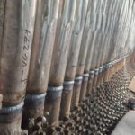 Zakończone spoiny na ścianie rurowej kotła w instalacji przemysłowej – PRO-Welding Industry Services