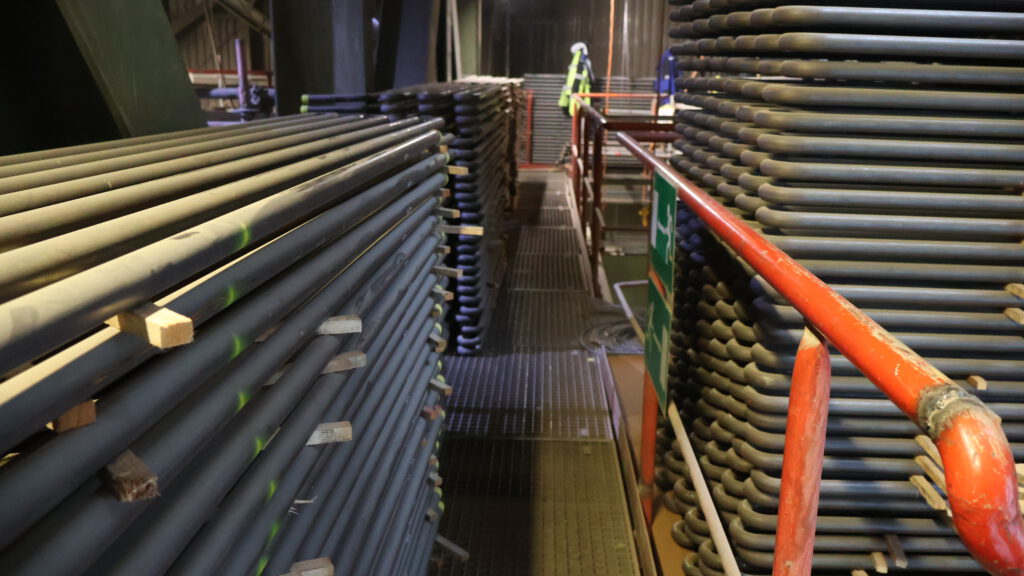 Materiał wężownic ekonomizera przygotowany do montażu w instalacji przemysłowej – realizacja projektu przez PRO-Welding
