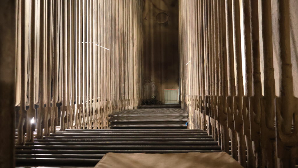 Wnętrze ekonomizera po demontażu starych elementów – przygotowanie instalacji do montażu nowych wężownic