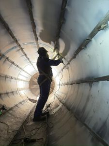 Napawanie powierzchni wewnętrznych separatora przemysłowego podczas naprawy i rewizji w Austrii - spawacze i monterzy PRO-WELDING Industry Services