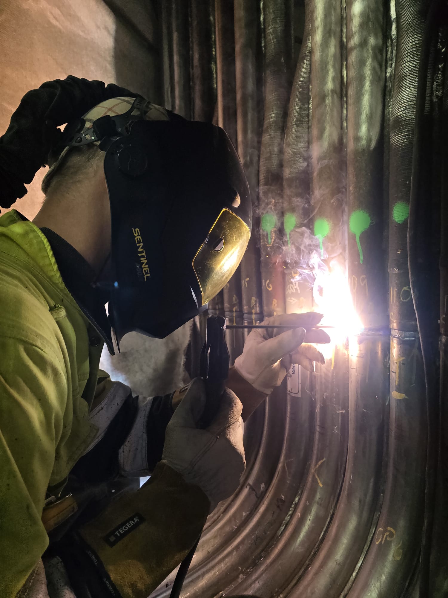 Prace spawalnicze w strefie podłogi kotła sodowego - Pro-Welding Industry Services